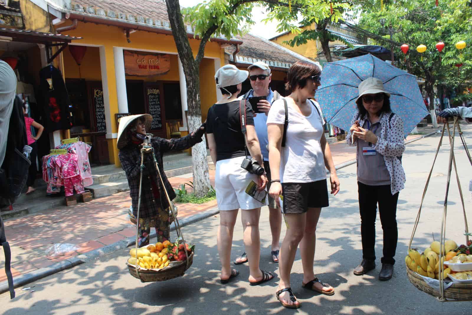 chèo kéo bởi người bán hàng rong