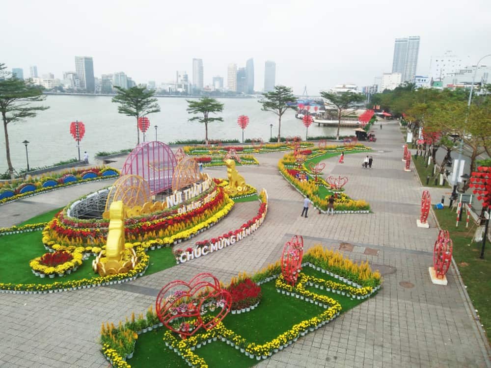 Đường Trần Hưng Đạo ngay dưới chân cầu Rồng Đường Trần Hưng Đạo ngay dưới chân cầu Rồng
